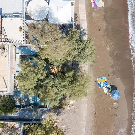 Salty Front House Фалираки